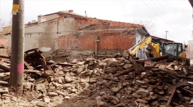 Kütahya'da metruk evler yıkılıyor