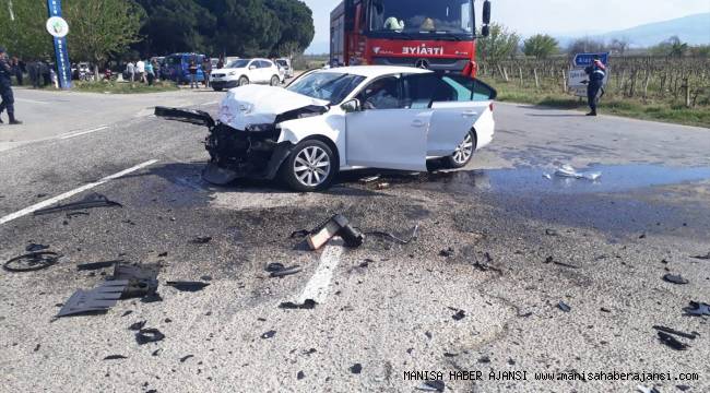 Manisa'da iki otomobil çarpıştı: 7 yaralı
