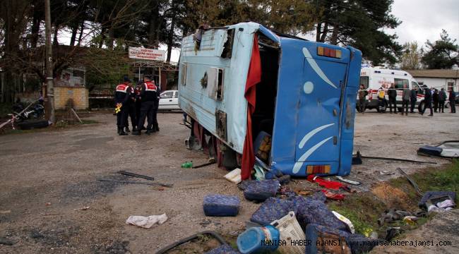 Manisa'da tarım işçilerini taşıyan midibüs devrildi: 1 ölü, 12 yaralı