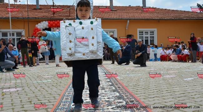 Öğrencilerden geri dönüşüm defilesi