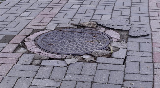 Yerinden fırlayan rögar kapağı bir kişiyi yaraladı