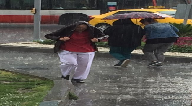 İzmir'de sağanak ve dolu etkili oldu