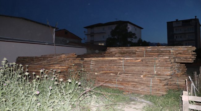Üstüne çıkıp oynadığı kerestelerin altında kalan çocuk öldü