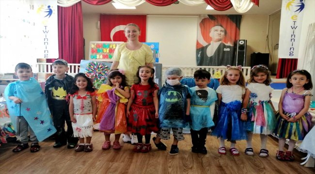 Atık malzemeleri kıyafet ve oyuncağa dönüştürdüler