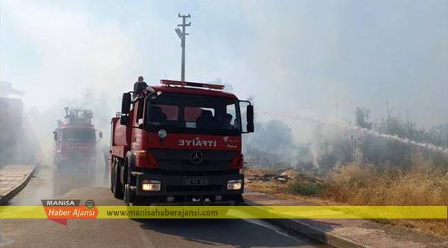Manisa'da odun deposu yandı