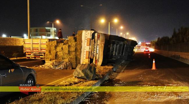 Manisa'da saman yüklü tır devrildi
