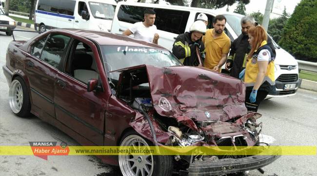 Otobüse çarpan otomobilin sürücüsü yaralandı