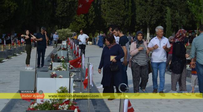 Şehit babalarının mezarına çizdikleri resimleri bıraktılar