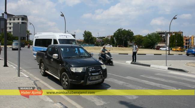 Yayalar geçsin diye pikapıyla trafiği durdurdu