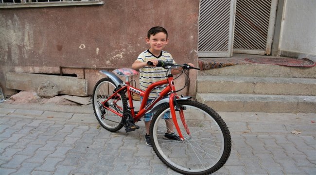 Başkan Çöl'den bisikleti çalınan çocuğa sürpriz hediye
