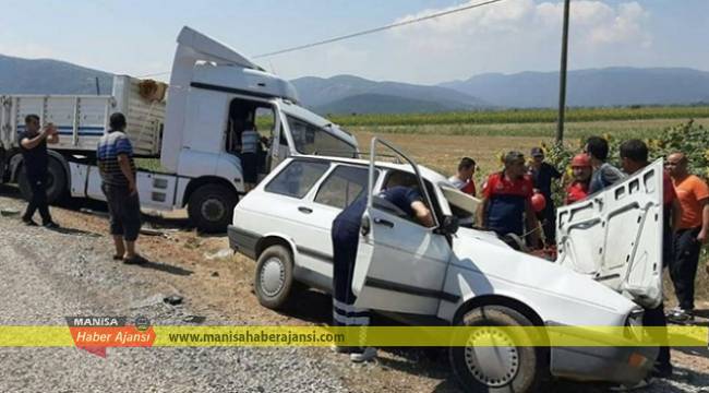 Denizli&#039;de tır ile otomobil çarpıştı: 2 ölü, 1 yaralı