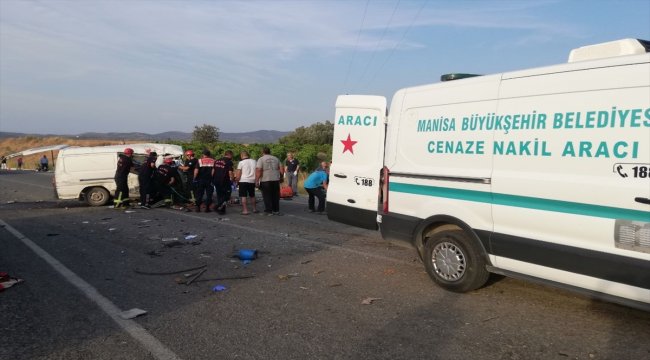 Manisa'da 3 araç çarpıştı: 6 ölü, 20 yaralı