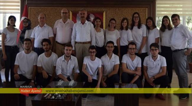 Manisa'da YKS'de başarılı olan öğrenciler ödüllendirildi