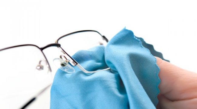 Gözer için virüs kalkanı olan gözlük camlarını dezenfekte etmeyi unutmayın