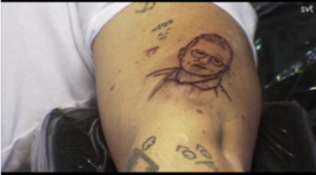 Koluna İsveç'te corona ile savaşın mimarının dövmesini yaptırdı