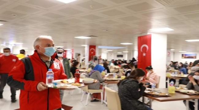 Sağlık çalışanlarına Kızılay&#039;dan iftar yemeği