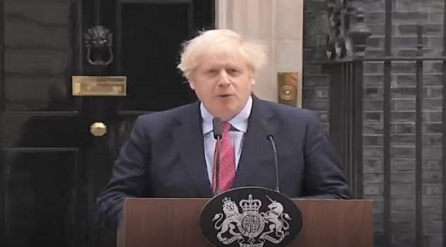 Boris Johnson, İngiltere’de kısıtlamaların yavaşça kalkacağını duyurdu