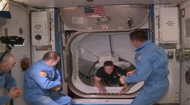 İlk özel uzay mekiğindeki astronotlar Uzay İstasyonu'na geçti