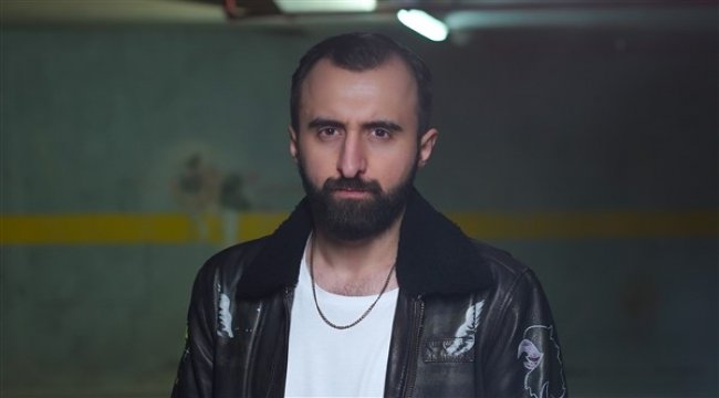 Kahraman Deniz distopyasının kapılarını “Tuzaklara Düştüm” ile aralıyor