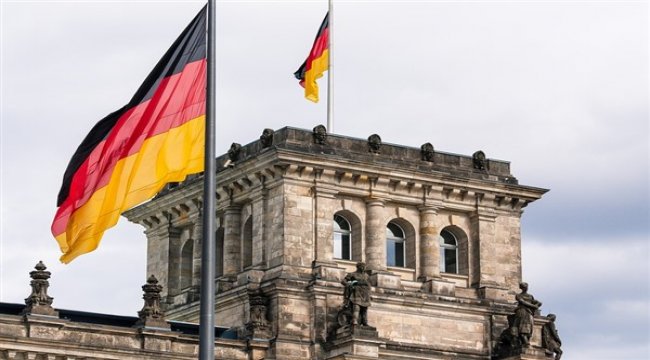 Merkel, ABD'ye gitmeyi reddetti, Trump G-7'yi erteledi