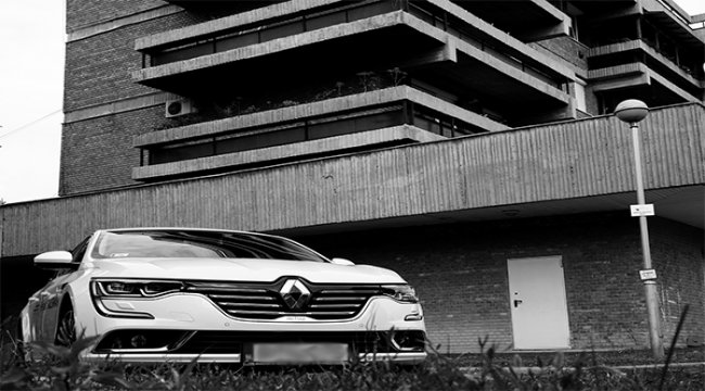 Renault'da işten çıkarmaları binlerce kişi protesto etti