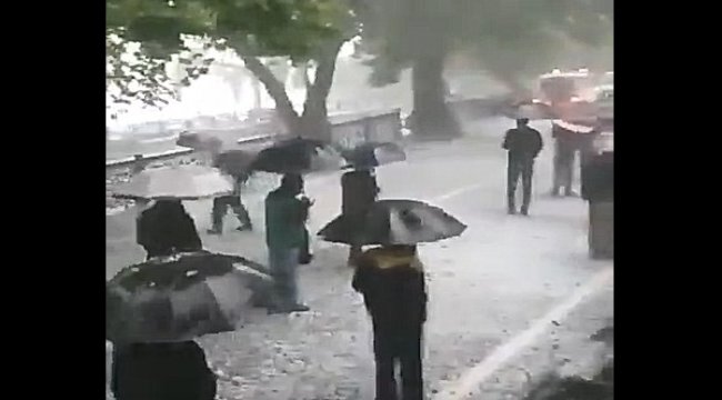 Şiddetli dolu yağışına rağmen sosyal mesafeyi korudular