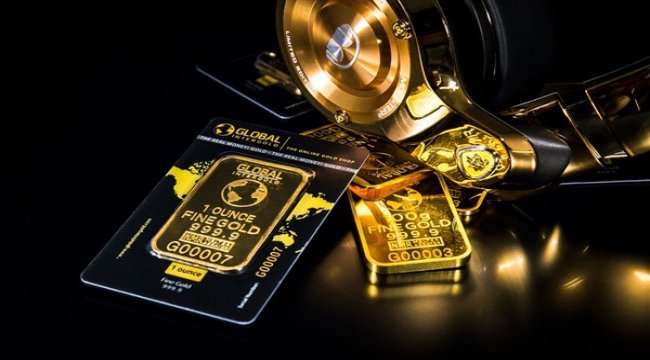 XAU/USD-Üçgenin üst bandını test ediyor