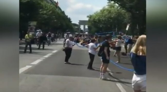 Berlinde Binlerce Kişi Irkçılığa Karşı Yürüdü