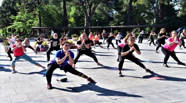 Bornova’da kadınlara yönelik spor kursları açık alanlara taşındı