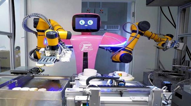 Bu restoranda yemekleri de servisi de robotlar yapıyor