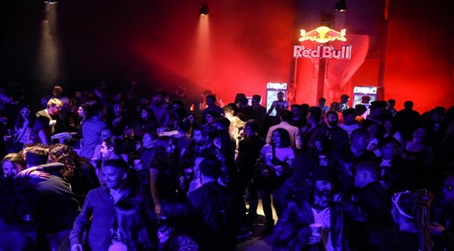 Death by Audio bir depoyu müzik fabrikasına dönüştürdü