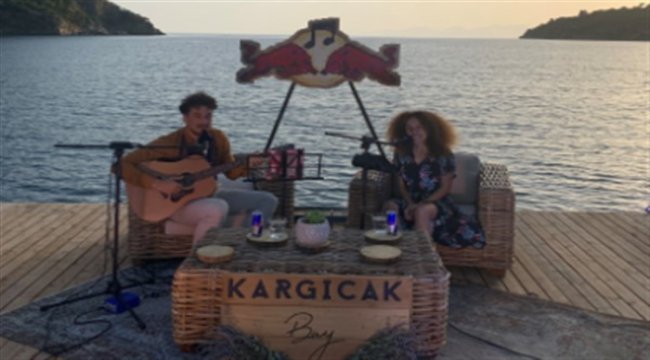 En Uzun Günde Evrencan Gündüz ile Elif Çağlar en sevilen şarkılarını binlerle birlikte söyledi