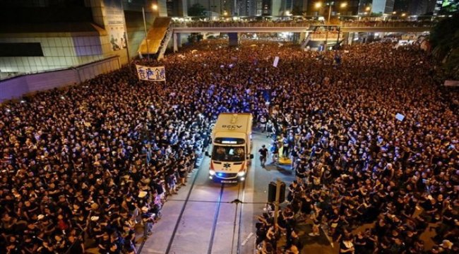 Hong Kong'ta 53 gösterici tutuklandı