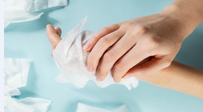 Ofiste sağlık ve hijyen için sabunla aynı etkide ıslak mendil
