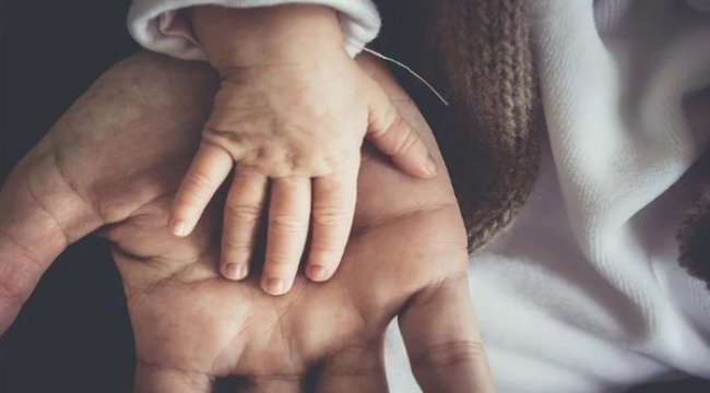 Önemli olan biyolojik bağ değil, babanın çocuğa gösterdiği yakınlık ve ilgidir