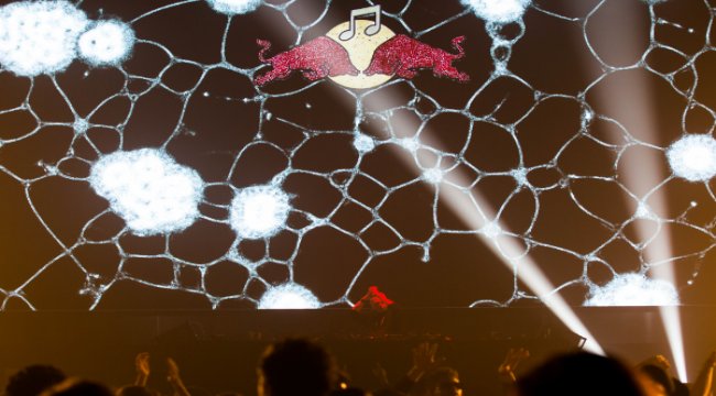 Rave müziğin doğuş öyküsü RedBull.com’da yayında