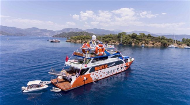 Tam donanımlı yüzen mağazası “Migros Deniz Market” ile müşterilerine denizde de hizmet sunuyor