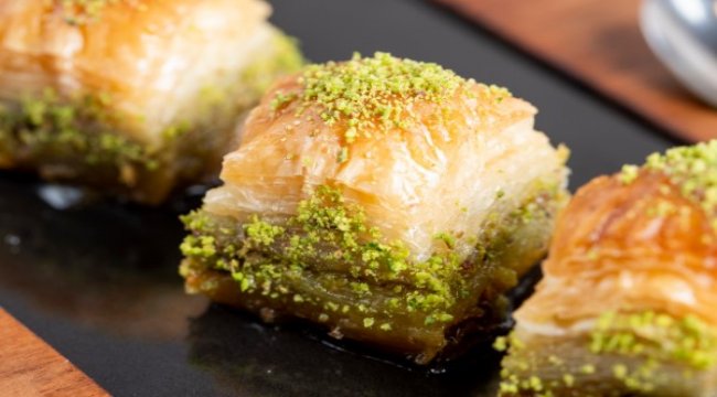 Baklavanın orijinali bal şerbetinden yapılır