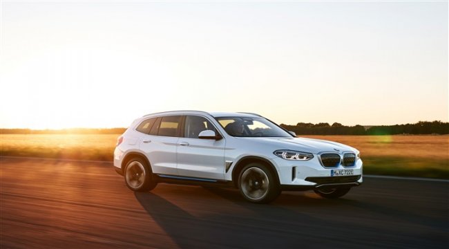 BMW’nin tamamen elektrikli ilk ‘’X’’ modeli yeni BMW iX3 yollara çıkmaya hazır