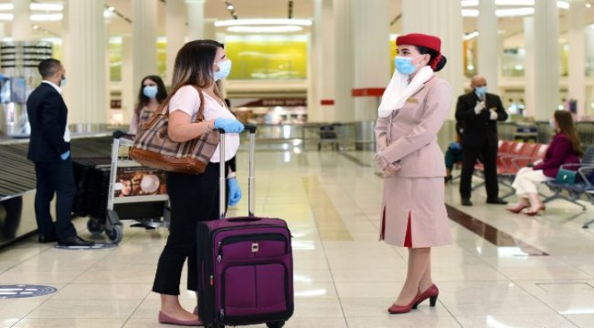 Emirates yolcularının covid-19 masraflarını karşılıyor