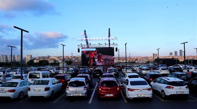 Marmara Forum’da, açık hava arabalı sinema gecesi rüzgârı