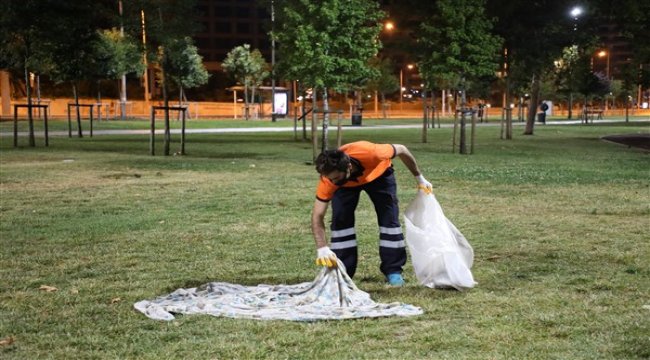 Parkların temizliği sabah saatlerine kadar sürüyor