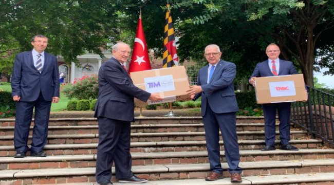 TİM’in milli üretim seferberliği kapsamında 100 bin maske ABD’ye teslim edildi