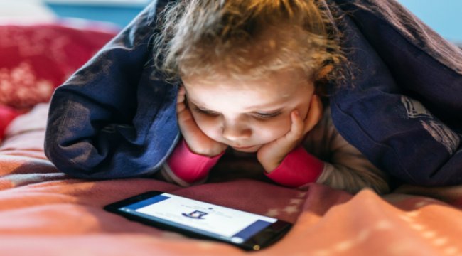 Türkiye’de anne babaların %39’u çocuklarının izlediği video ve diğer dijital içeriklerin ne olduğunu bilmiyor