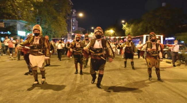 Bornova efelerle yürüdü