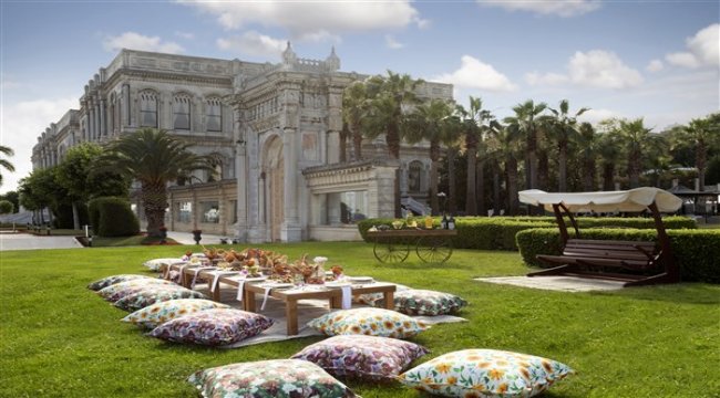 Çırağan Sarayı bahçelerinde piknik ve romantik akşam yemeği deneyimi