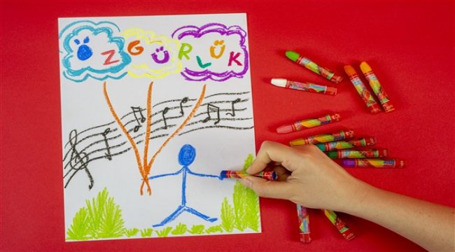 Çocuklar, özgürlük temalı posterler tasarlayacak