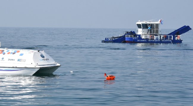 İnsansız tekne Doris deniz üstünden balık adamlar deniz altından çöp topladı