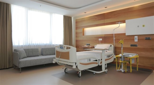 Kanser tedavisi olan çocuklara BİLGİ’li Endüstriyel Tasarım Bölümü öğrencisinden masa ve sandalyeden oluşan set
