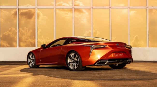 Lexus LC yeni rengiyle daha da büyüleyici